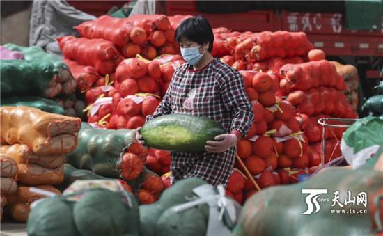新疆九鼎農(nóng)產(chǎn)品批發(fā)市場(chǎng)開啟24小時(shí)營(yíng)業(yè)模式，助力食用農(nóng)產(chǎn)品高效流通